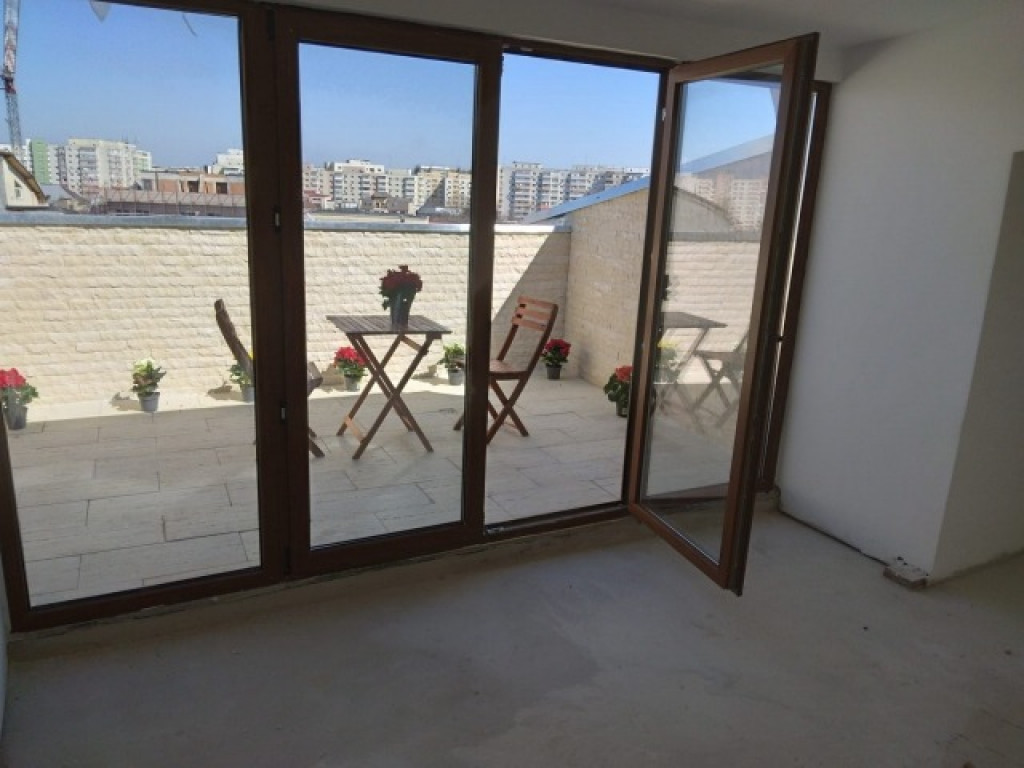 Apartament penthouse,3 camere decomandat,90mp,Piata Romana,280.000euro