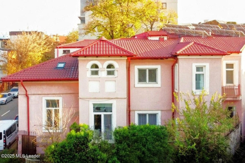 Salcamilor - Bd. Dacia, Vila renovata 223 mp utili, inchiriata!