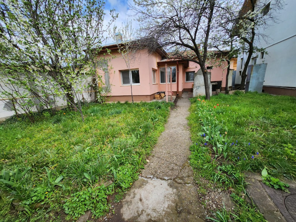 Str Nicopole casa 60 mp teren 200 mp