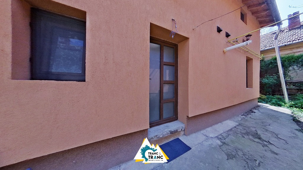 Casa renovata cu 3 camere pe 2 nivele in Centru