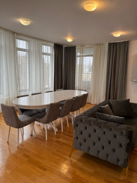 Apartament 4 camere situat in zona Centru