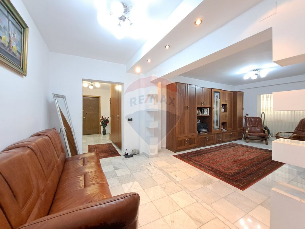 Apartament cu 4 camere de vanzare - Bdul Decebal