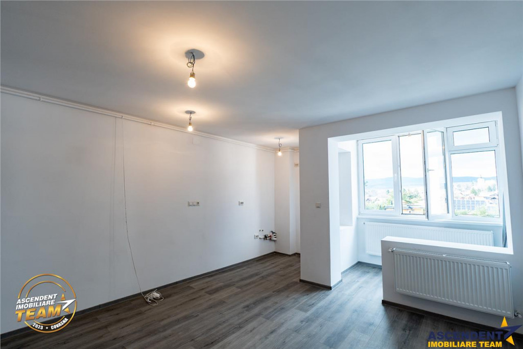 FILM!Garsoniera luminoasa,primitoare, renovata recent,ideala