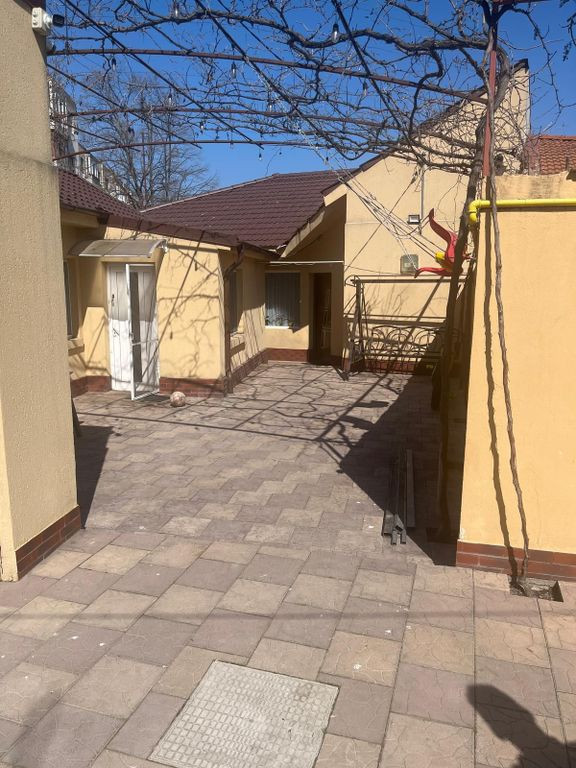 Casă cu 5 camere în zona Stadion