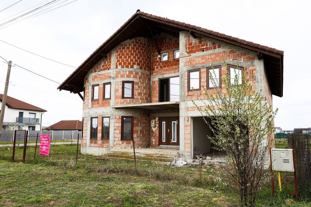 Casă nouă, impunătoare și luminoasă, construită cu ...