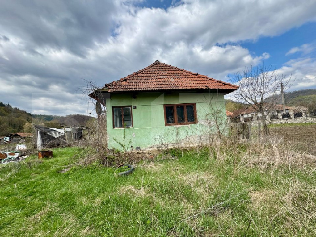 Casa de vanzare, cu 2 camere, 60 mp, zona Cărmăzănești