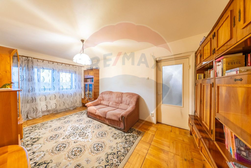 Apartament 4 camere str T. Vladimirescu ( zona Podgoria) ...