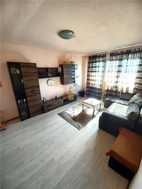 Frumos 3 cam Viziru 3 Conf 1 Decoandat 64 mp etaj intermedia