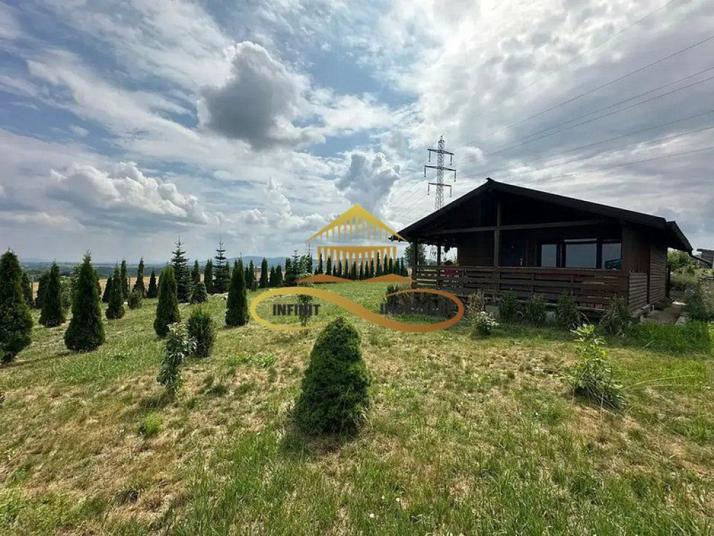 Teren de vanzare si cabana panoramica din lemn