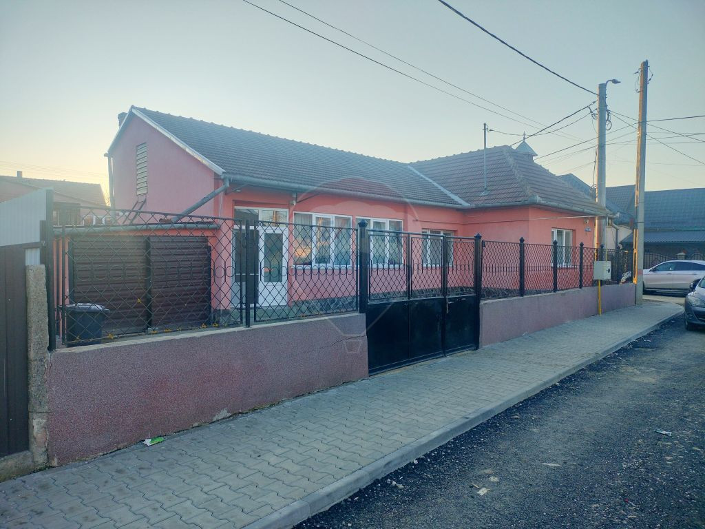 Casă cu trei camere - zona centrala Tarnaveni