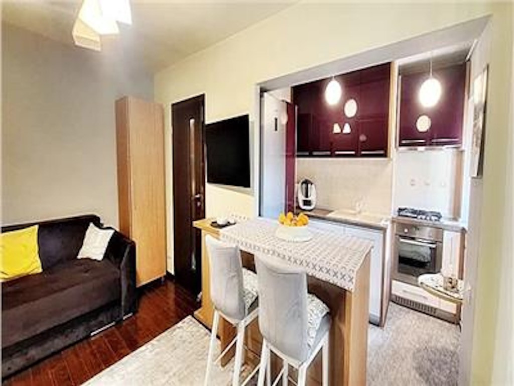 Garsoniera decomandat - zona Astra