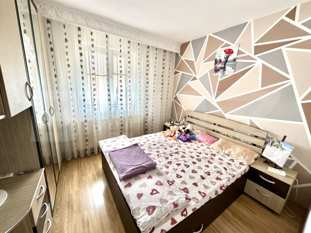 Apartament cu 2 camere, baie cu geam, etaj 3, zona Cetate
