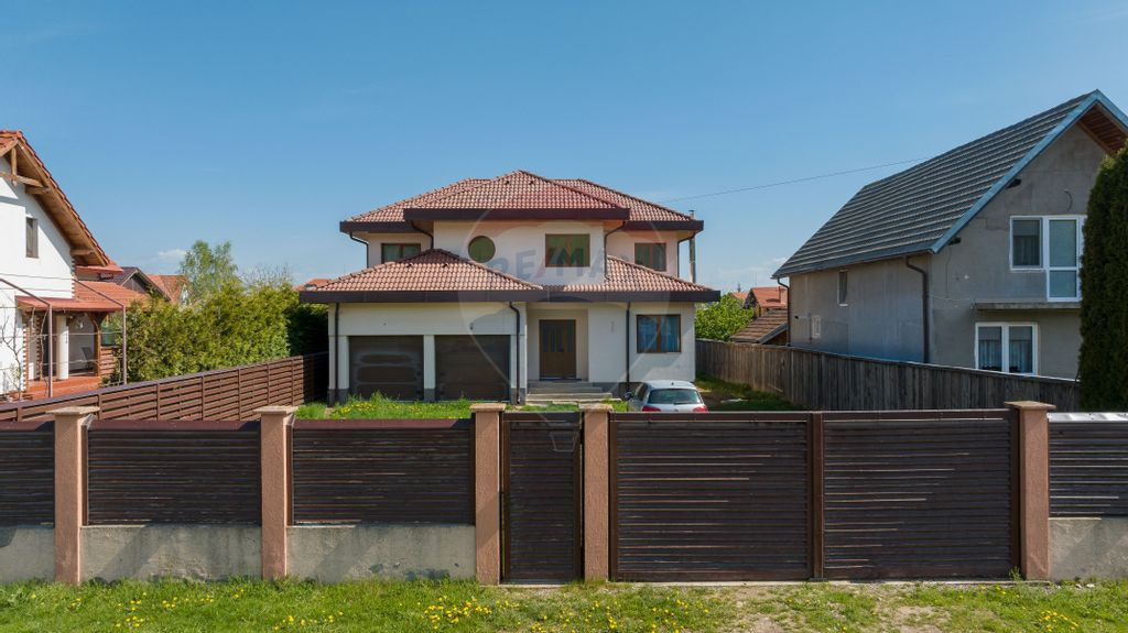 Casă premium de vânzare în Tarlungeni, teren generos d...