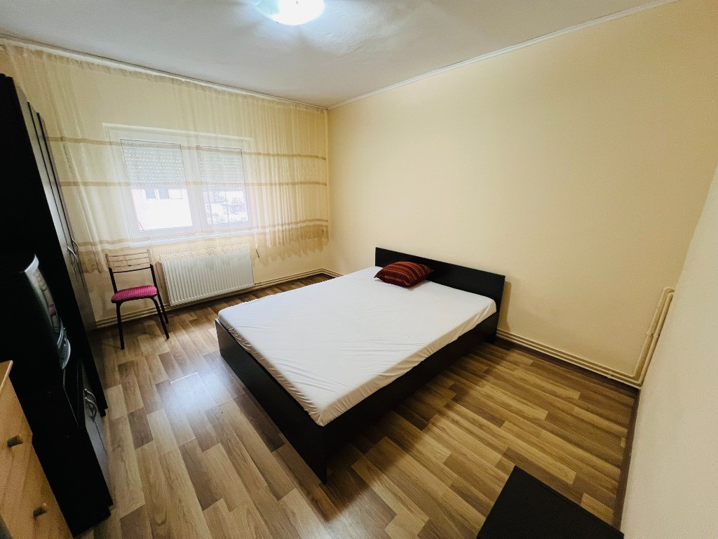 INCHIRIEZ garsoniera decomandata,bucatarie,baie, hol,et.2, zona Strand