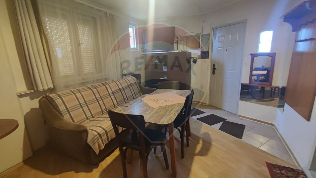 Apartament de vanzare la curte comuna zona str Razboieni