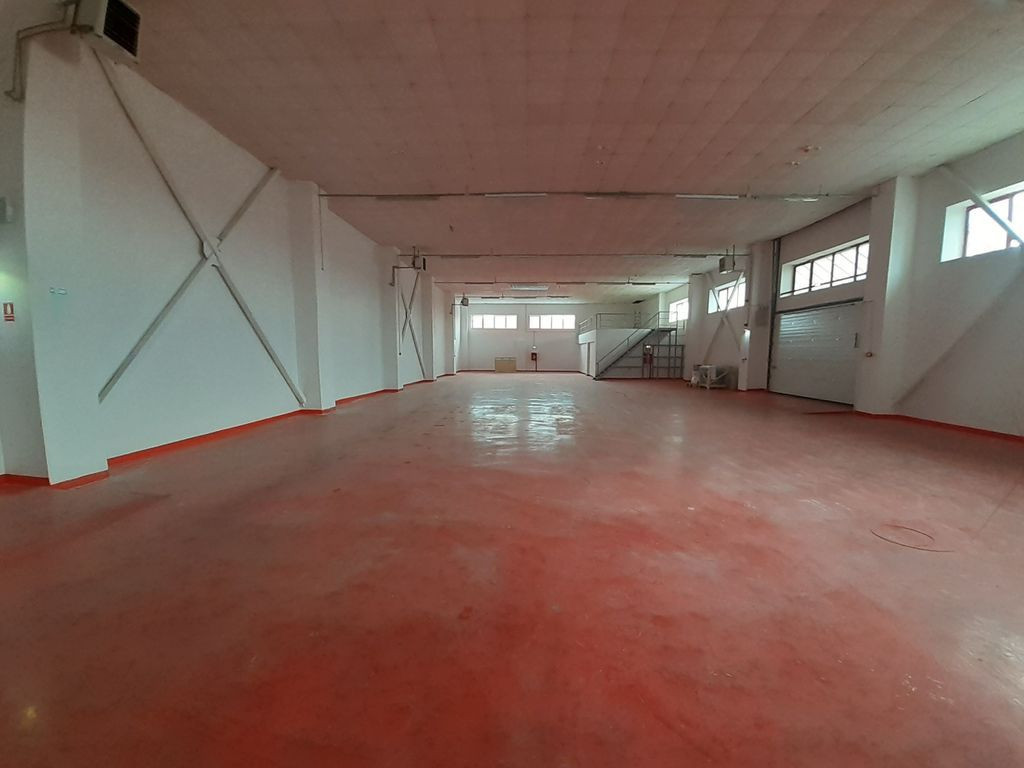 Showroom, birouri si depozitare in zona comerciala din Af...