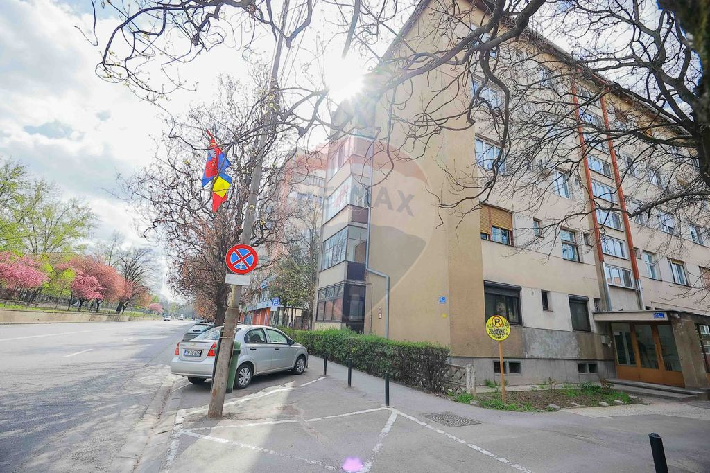 Apartament cu 3 camere de vânzare în zona Dacia