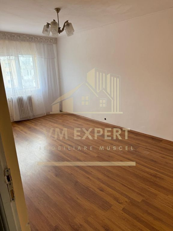 APARTAMENT 2 CAMERE ETAJ 4 VISOI ZONA MOL
