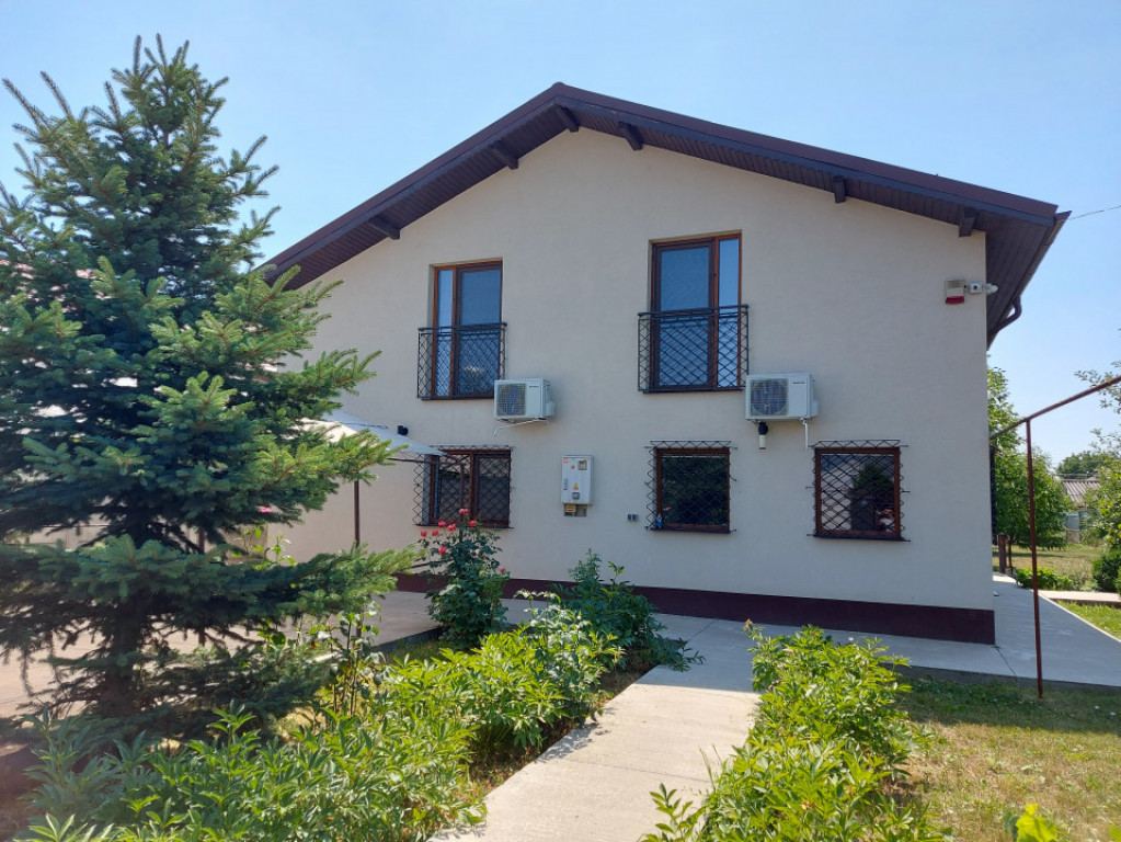 Vilă cu 7 camere potrivită firmă/cabinet medical, curte m