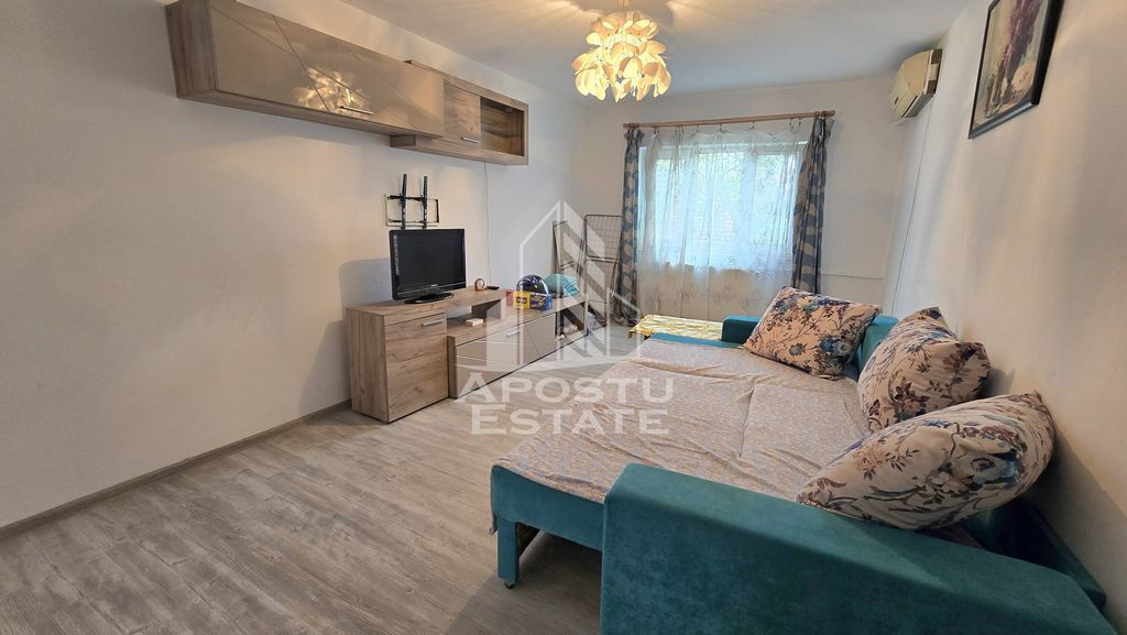 Apartament cu 2 camere, etaj 1, decomandat, zona Lipovei