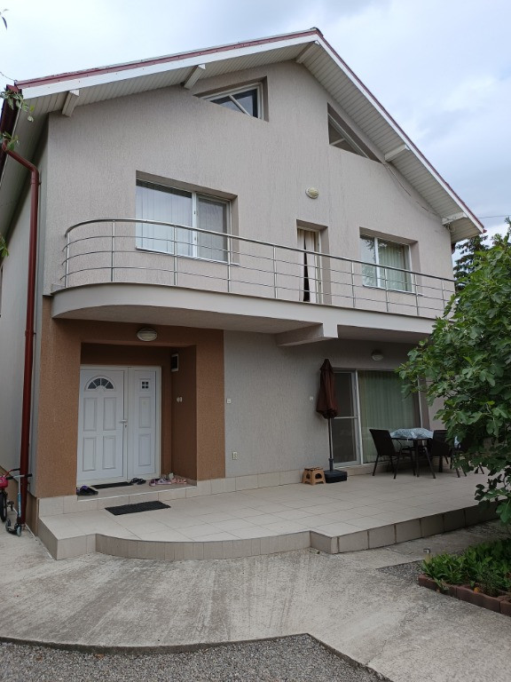 Otopeni central vila p+1 cu 3 apartamente si 1000mp.teren