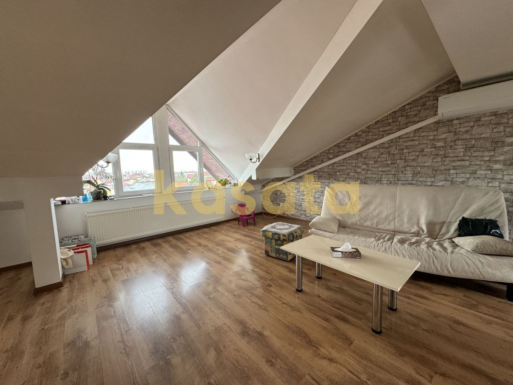 Apartament cu 4 camere la mansarda Fundeni