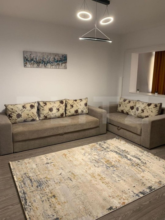 Apartament de 2 camere decomandat, zona Mercur