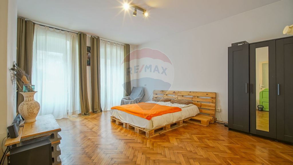 Apartament decomandat, în inima Brașovului, Piața Sfan...