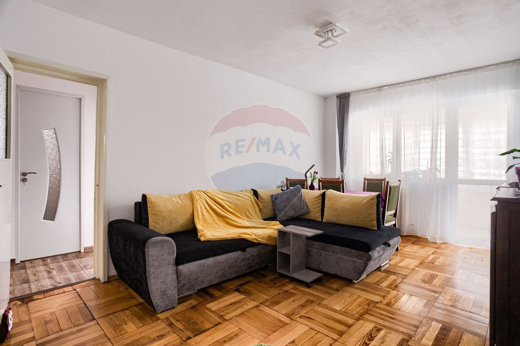 Apartament decomandat cu 2 camere de vânzare în zona Au...