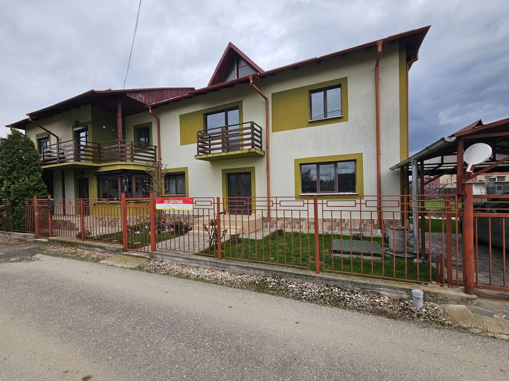 Vila spațioasă tip duplex – ideală pentru două fami...