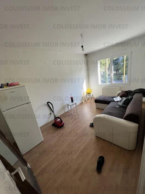 Apartament 3 camere , semidecomandat - zona Calea Bucuresti