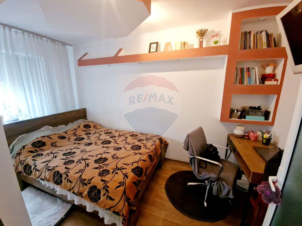 Apartament cu 3 camere de vânzare în zona Maratei