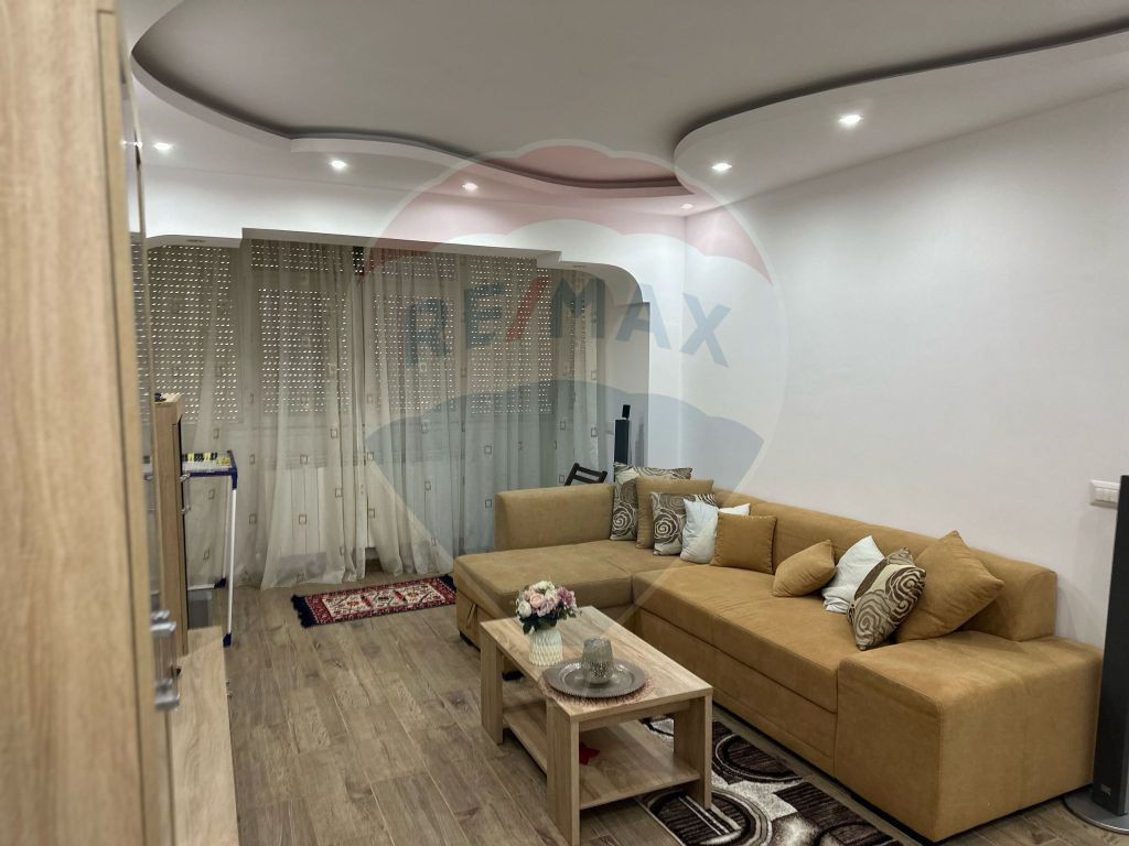 Apartament cu 3 camere de vânzare în zona Maratei