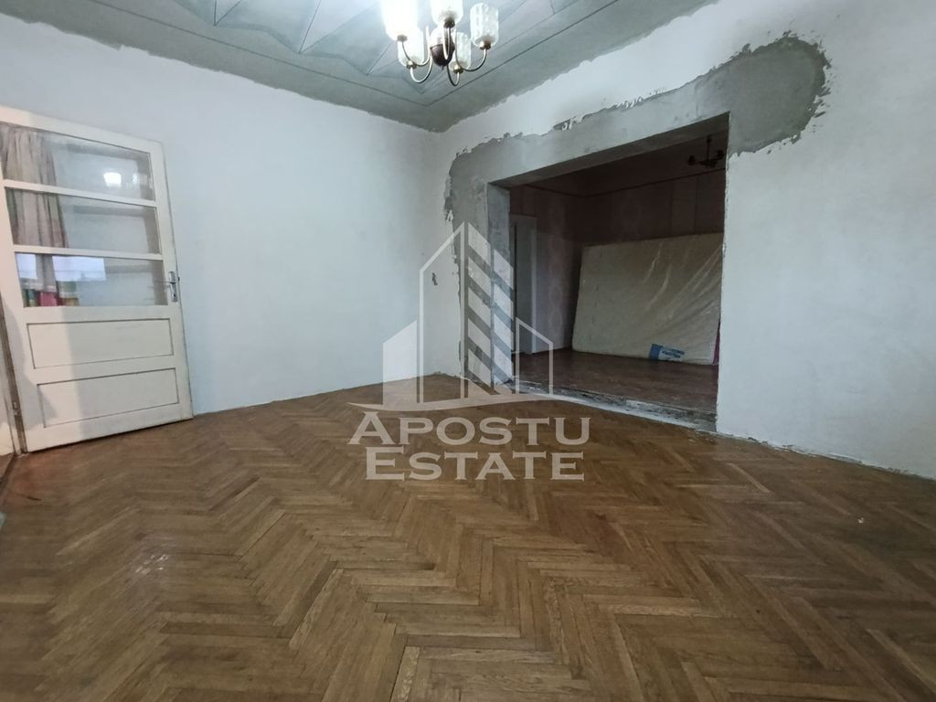 Casa cu 6 camere,P+1, toate utilitatile, garaj, acces aut...