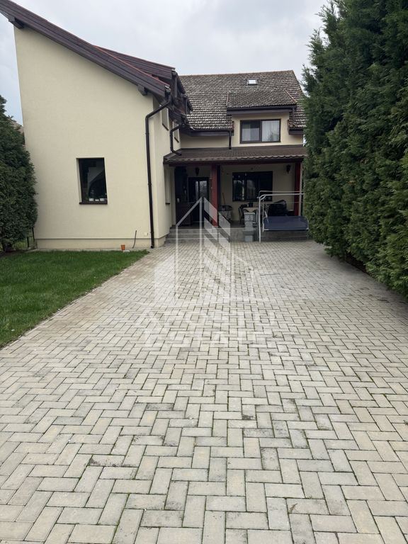Casă individuală în vatra satului ,Ghiroda