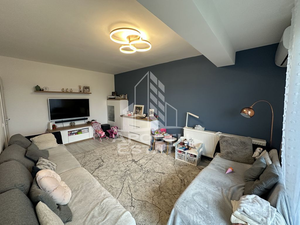 Apartament cu2 camere decomandat mobilat la etaj intermed...