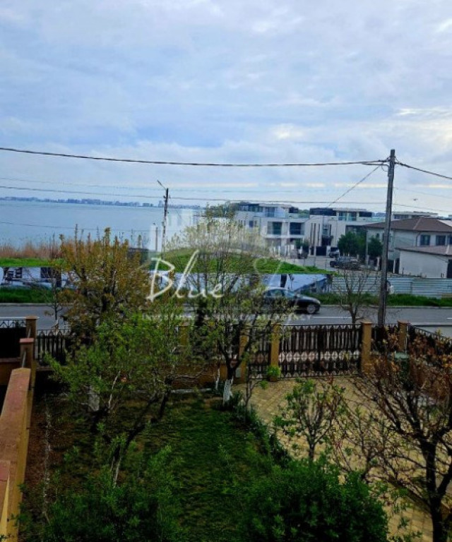 Vilă cu vedere spre lac – zona Vile Ovidiu