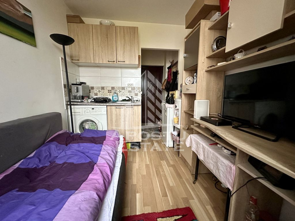 Garsoniera mobilata la etajul 3 in zona Dambovita