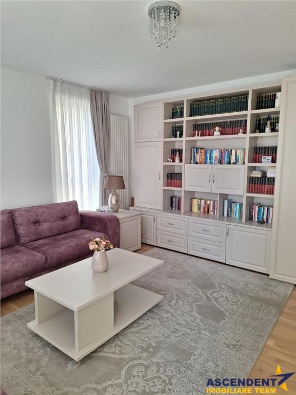 Apartament trei camere, decomandat, Urban, Tractorul, Brasov