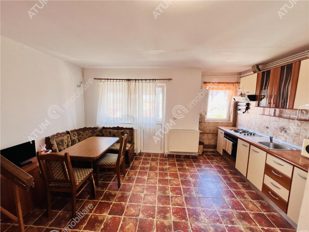 Apartament cu 3 camere si balcon situat in zona Vasile Aaron