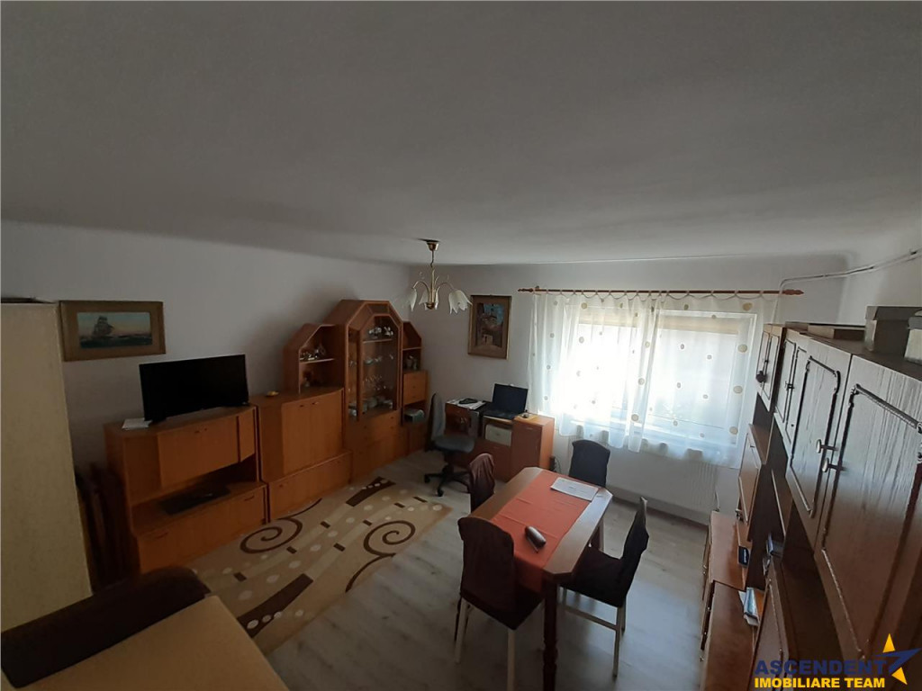 Casa particulara, curte separata, cu 2 respectiv 3 camere, z