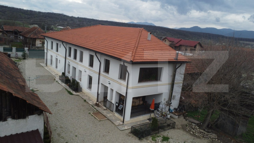 Pensiune de vanzare, 6 camere, 370 mp, zona Arcani