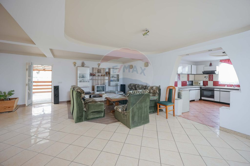 Casă cu etaj, 5 camere, de vânzare, în zonă turistic?...