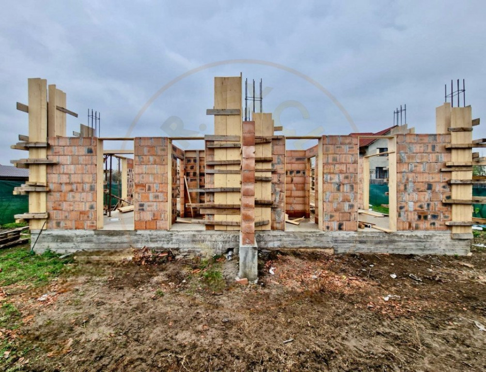 Casa tip duplex Mogosoaia central , curte