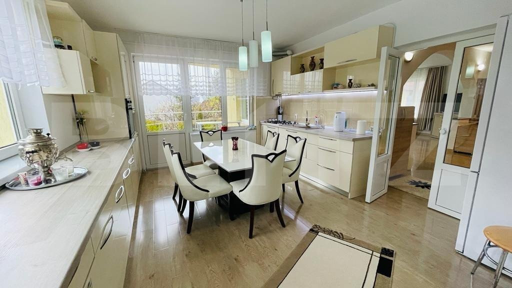 Casa cu 6 camere, 400 mp, 1000 mp curte, piscina, zona Eugen
