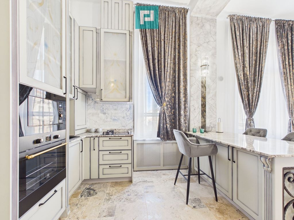 De închiriat-Palatul Bohuș, 2 camere, ultracentral