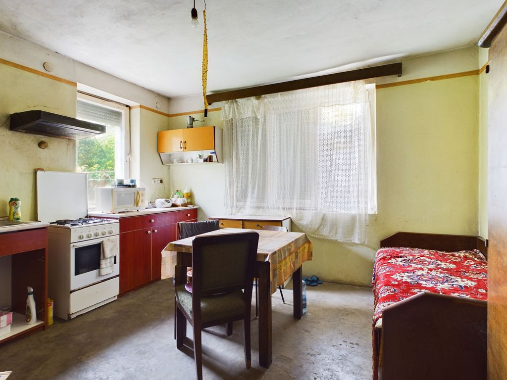 Casă cu teren generos la graniță cu România