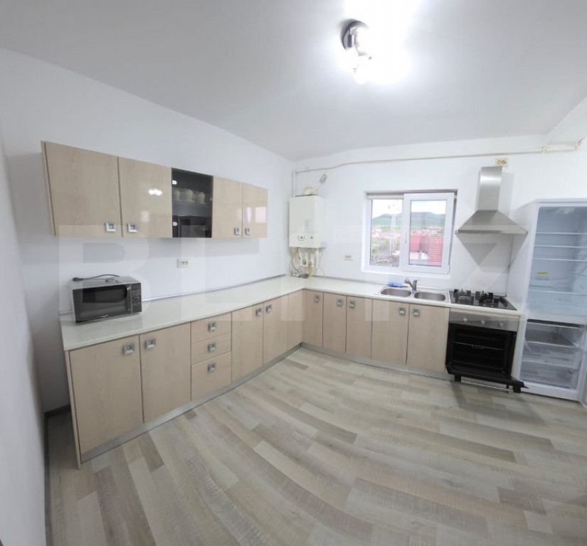 Apartament de inchiriat, cu 3 camere, suprafata de 95 mp, zo