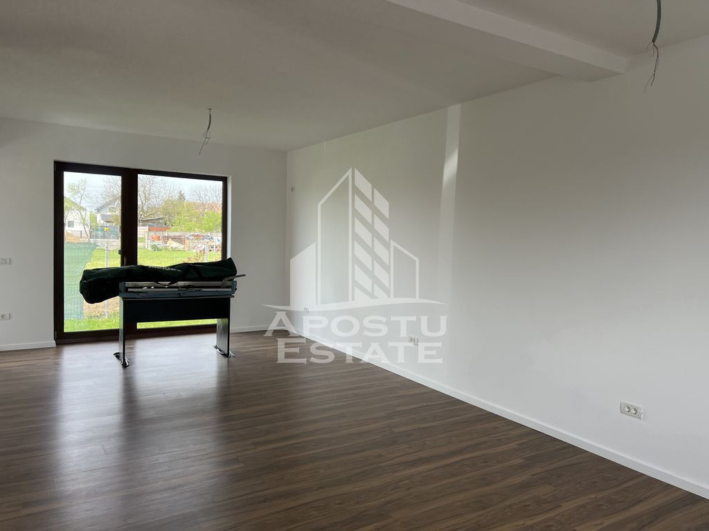 Jumatate de Duplex cu 4 camere, 2 locuri de parcare, in S...