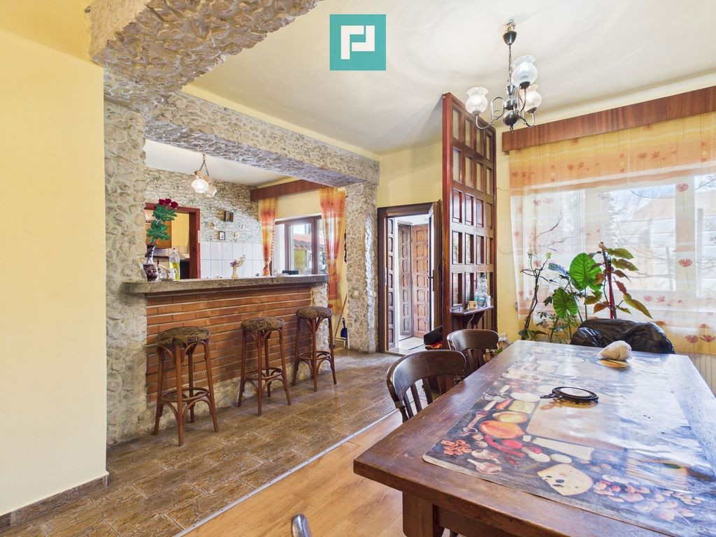 Proprietate multifuncțională centrală 1000 mp